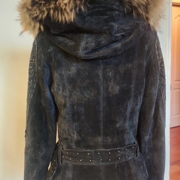 Gorgeous suede jacket with real fox fure. New wore just ones. Great condition. - Picture 6 of 8
